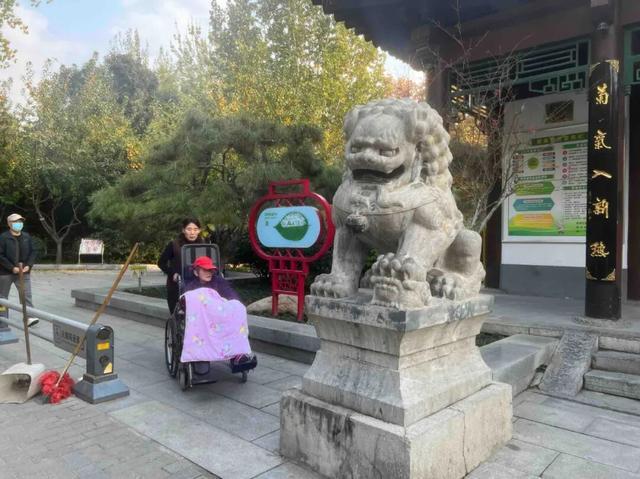 园适老化方面这些做得还不错但还有改进空间AG真人平台华商报记者走访了12座城市公(图6)