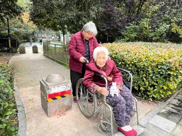 园适老化方面这些做得还不错但还有改进空间AG真人平台华商报记者走访了12座城市公(图11)