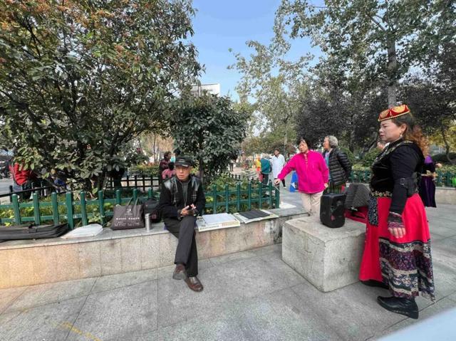 园适老化方面这些做得还不错但还有改进空间AG真人平台华商报记者走访了12座城市公(图10)