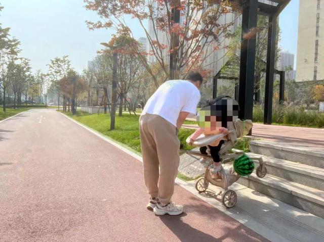 园适老化方面这些做得还不错但还有改进空间AG真人平台华商报记者走访了12座城市公(图15)