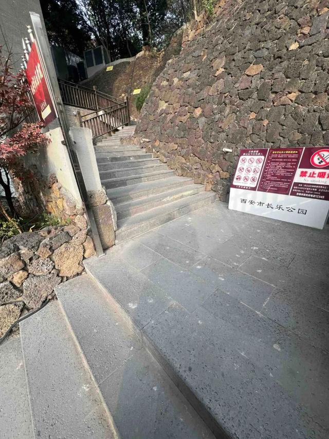 园适老化方面这些做得还不错但还有改进空间AG真人平台华商报记者走访了12座城市公(图25)