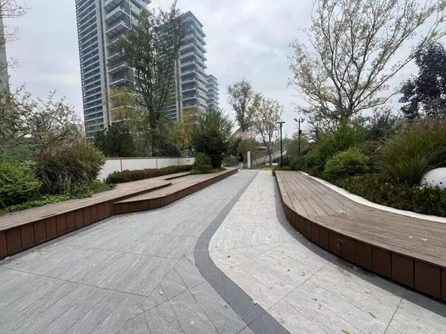 园适老化方面这些做得还不错但还有改进空间AG真人平台华商报记者走访了12座城市公(图17)