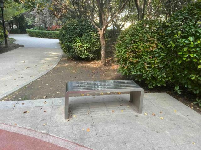 园适老化方面这些做得还不错但还有改进空间AG真人平台华商报记者走访了12座城市公(图32)